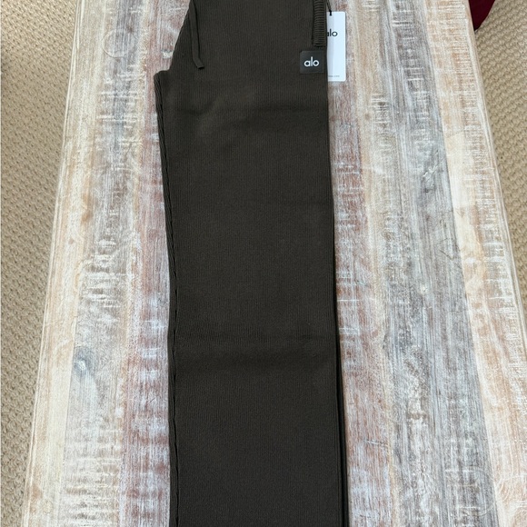 Alo Yoga Scholar Straight Leg Sweatpant in the Espresso colorway, size XS NWT!!! - Picture 7 of 9